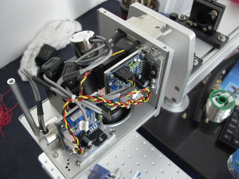 Vibrating XY mirror controller